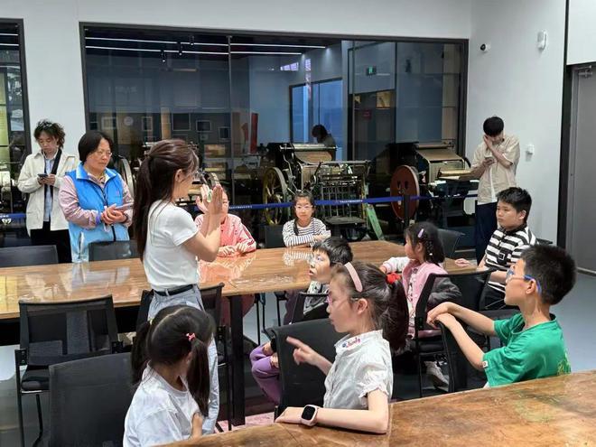 新潮流他们巧手玩转“太空陀螺”j9九游会真人游戏第一亲子教育(图3)